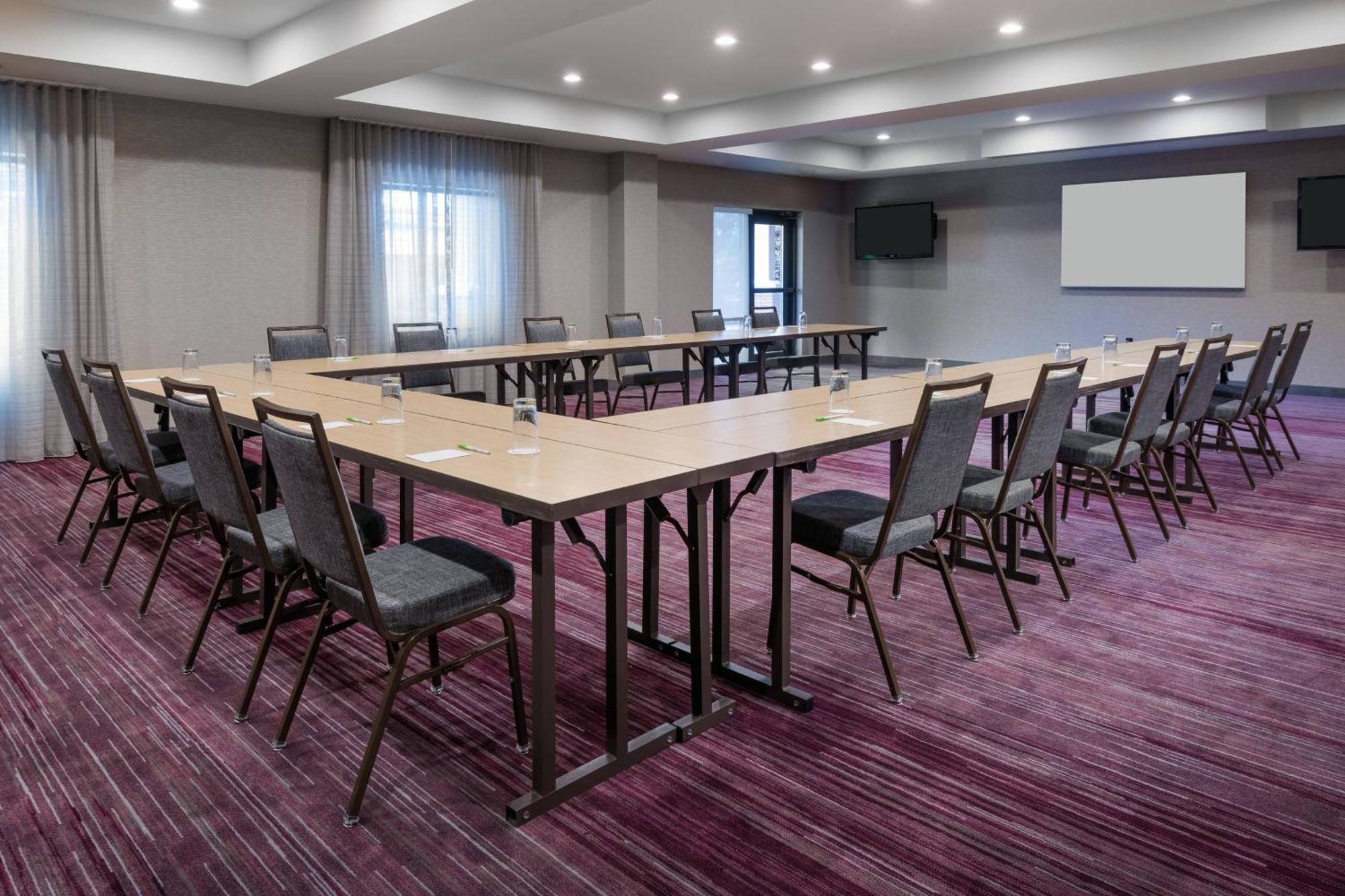 Courtyard By Marriott Buffalo Airport